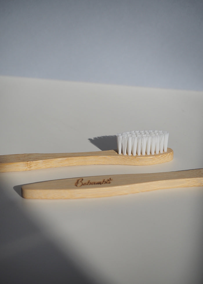 Cepillo de dientes de bambú. Cerdas color blanco.