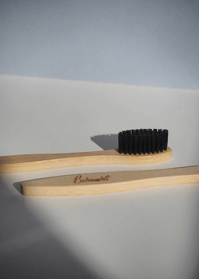 Cepillo de dientes de bambú. Cerdas color negro.